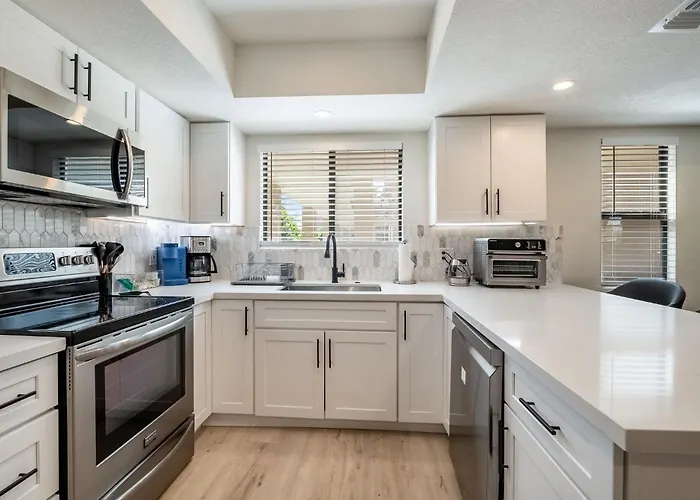 New Modern Apt, Vacation Or Long